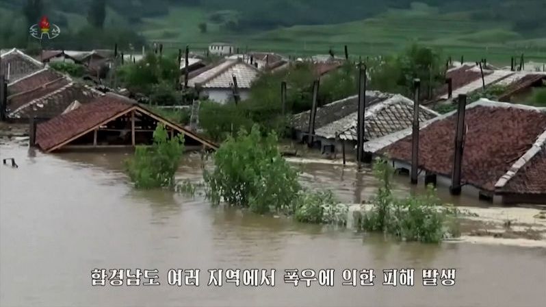 Nedostatkem jídla sužovanou KLDR zasáhly povodně
